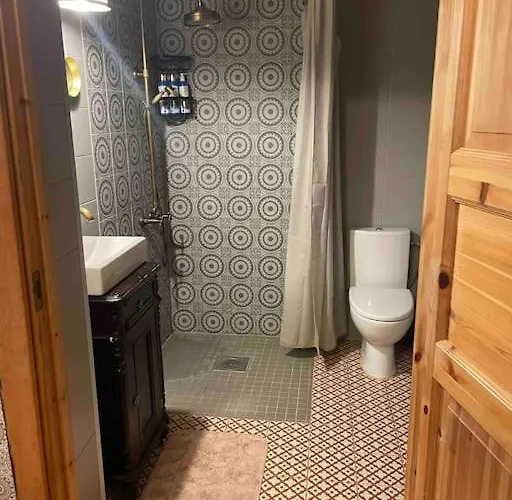 Very Lovely Old Down Place Close To Castle Apartament